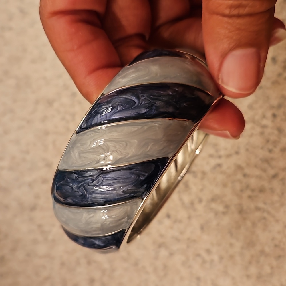 Metal hinged bracelet